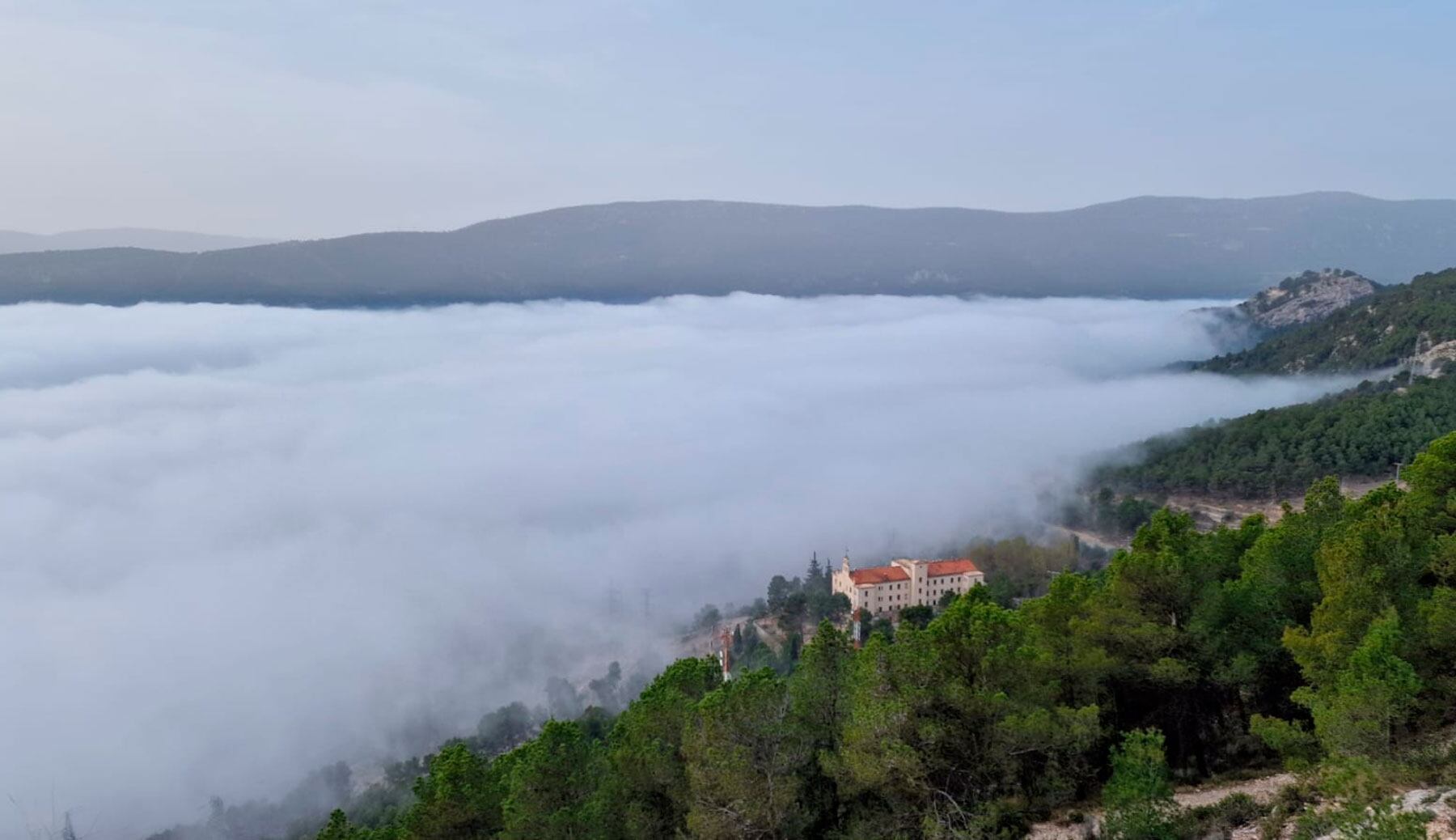 Imagen de esta mañana desde la Cruz del Preventorio donde se podía ver una densa capa de niebla