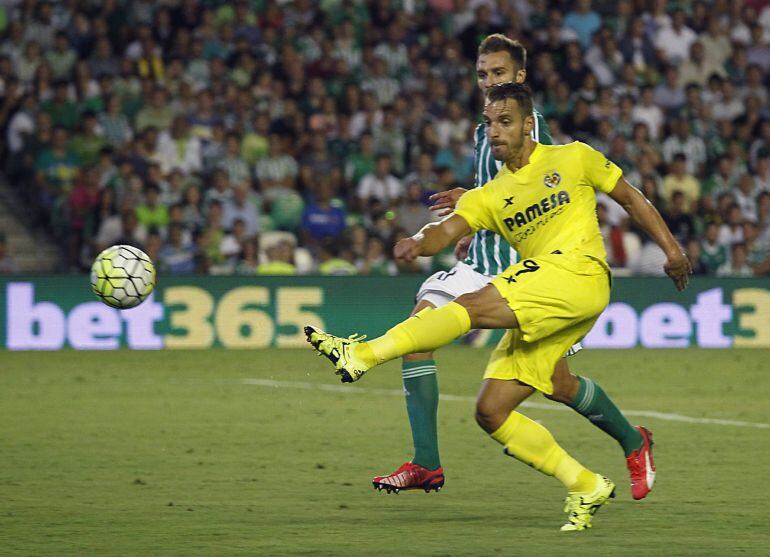 Roberto Soldado dispara a puerta ante el argentino Germán Pezzella