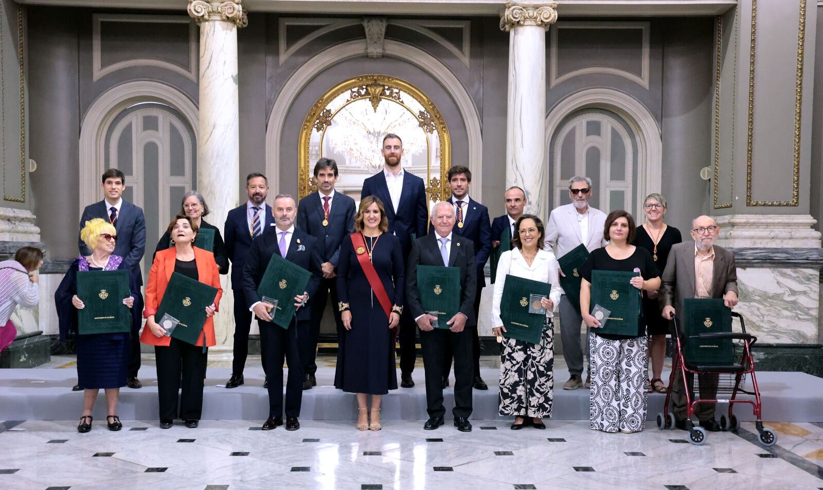 Premiados junto a la alcaldesa y los portavoces municipales