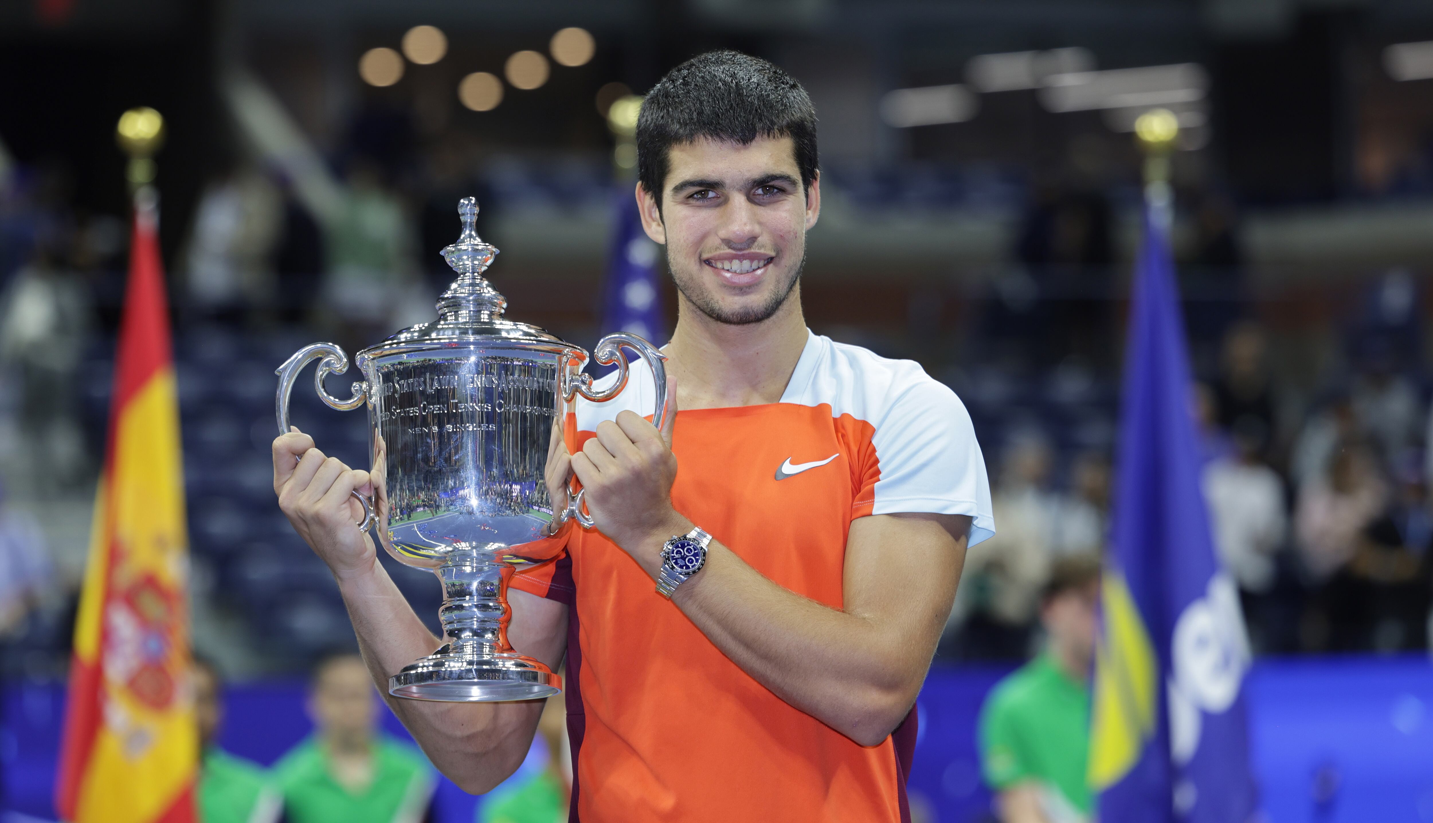 Flushing Meadows (United States), 11/09/2022.- Carlos Alcaraz of Spain celebrates with the championship trophy after defeating Casper Ruud of Norway during the men&#039;s final match at the US Open Tennis Championships at the USTA National Tennis Center in Flushing Meadows, New York, USA, 11 September 2022. The US Open runs from 29 August through 11 September. (Tenis, Abierto, Noruega, España, Estados Unidos, Nueva York) EFE/EPA/JUSTIN LANE
