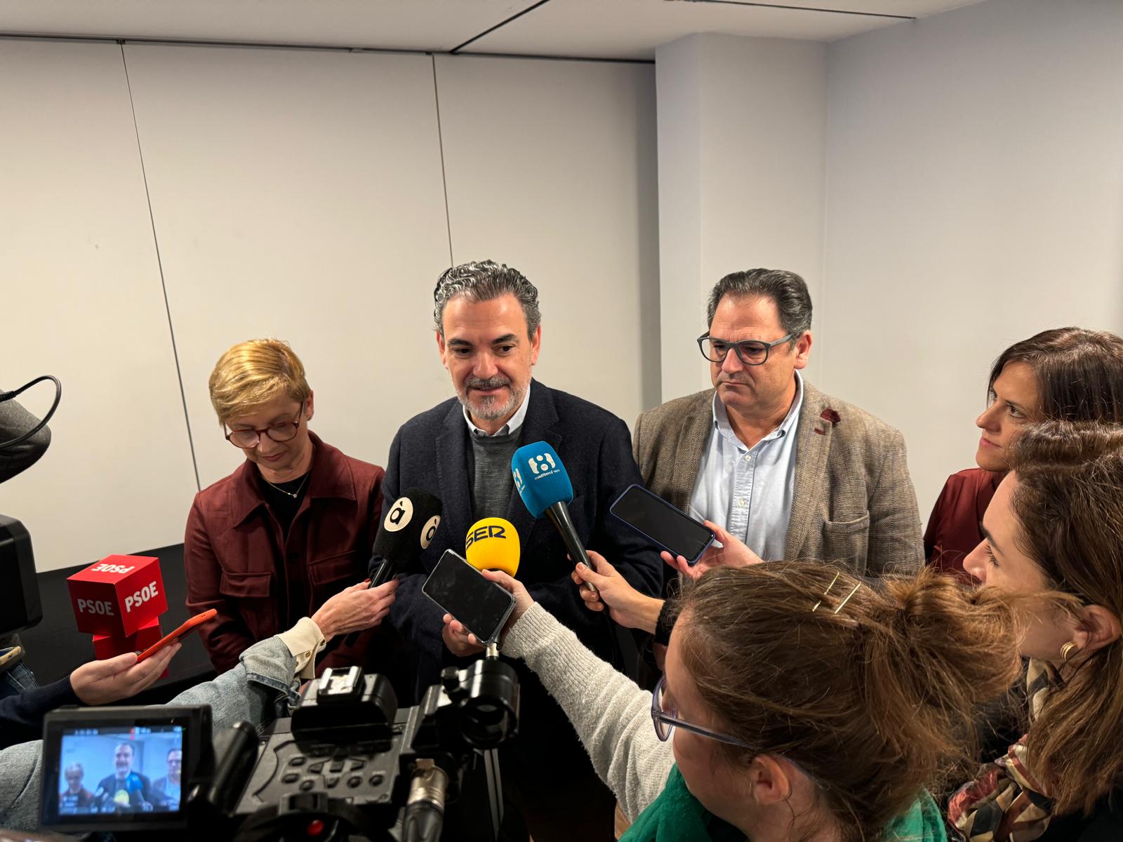 Vicente Arques, portavoz del PSPV en la Diputación de Alicante, atendiendo a la prensa tras un desayuno navideño