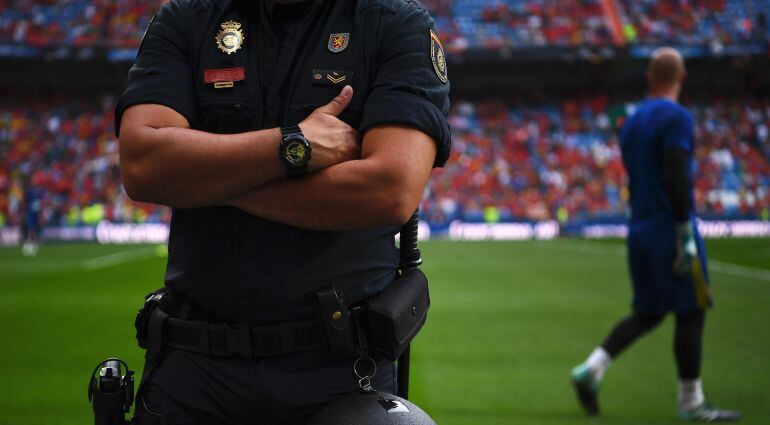 Un policía en un estadio antes del comienzo de un partido