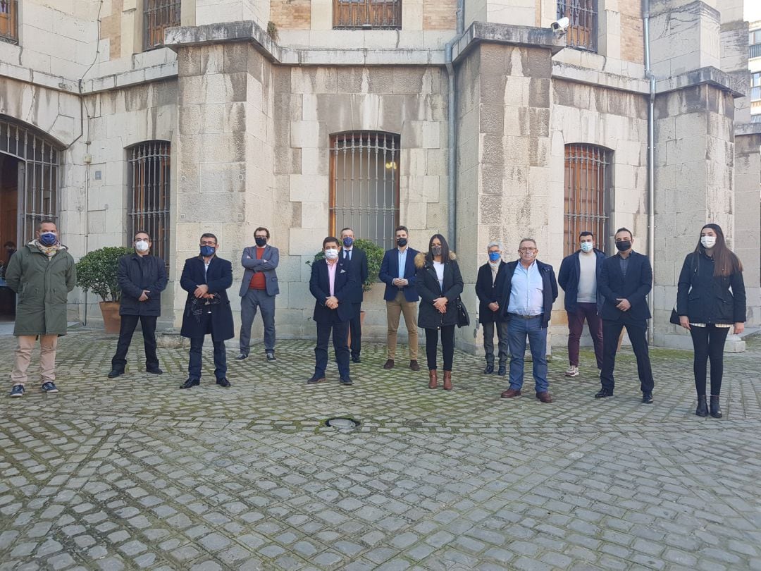 Foto de familia con empresarios y empresarias, presidente y diputado, tras la entrega de las subvenciones.La galduriense Paula Sánchez, en primera fila, cuarta por la derecha