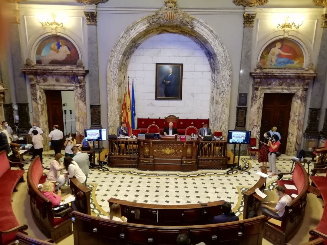 El pleno de junio del Ayuntamiento de València se ha celebrado este jueves con algunos concejales participando de forma telemática para garantizar el que se respeta la distancia social entre los ediles.