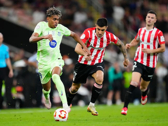 Yuri Berchiche persigue a Lamine Yamal durante el partido frente al FC Barcelona de la Supercopa de 2025