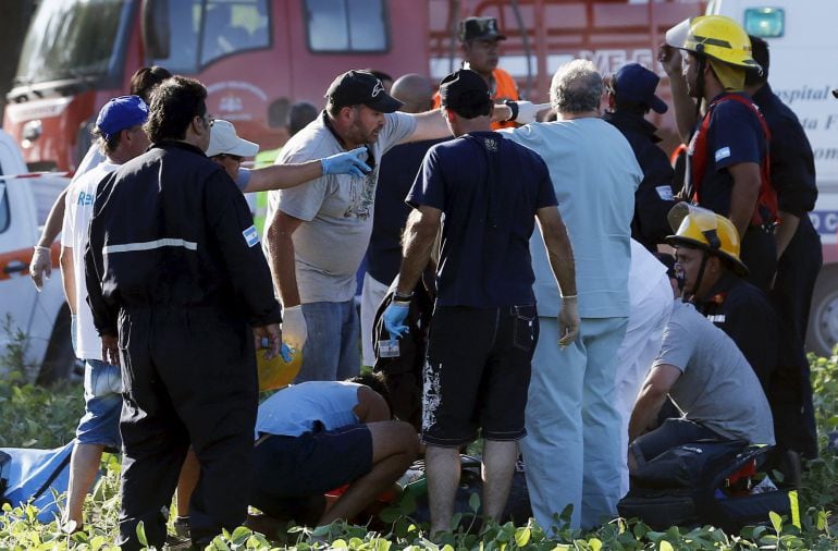 Médicos y policía atienden a los heridos 