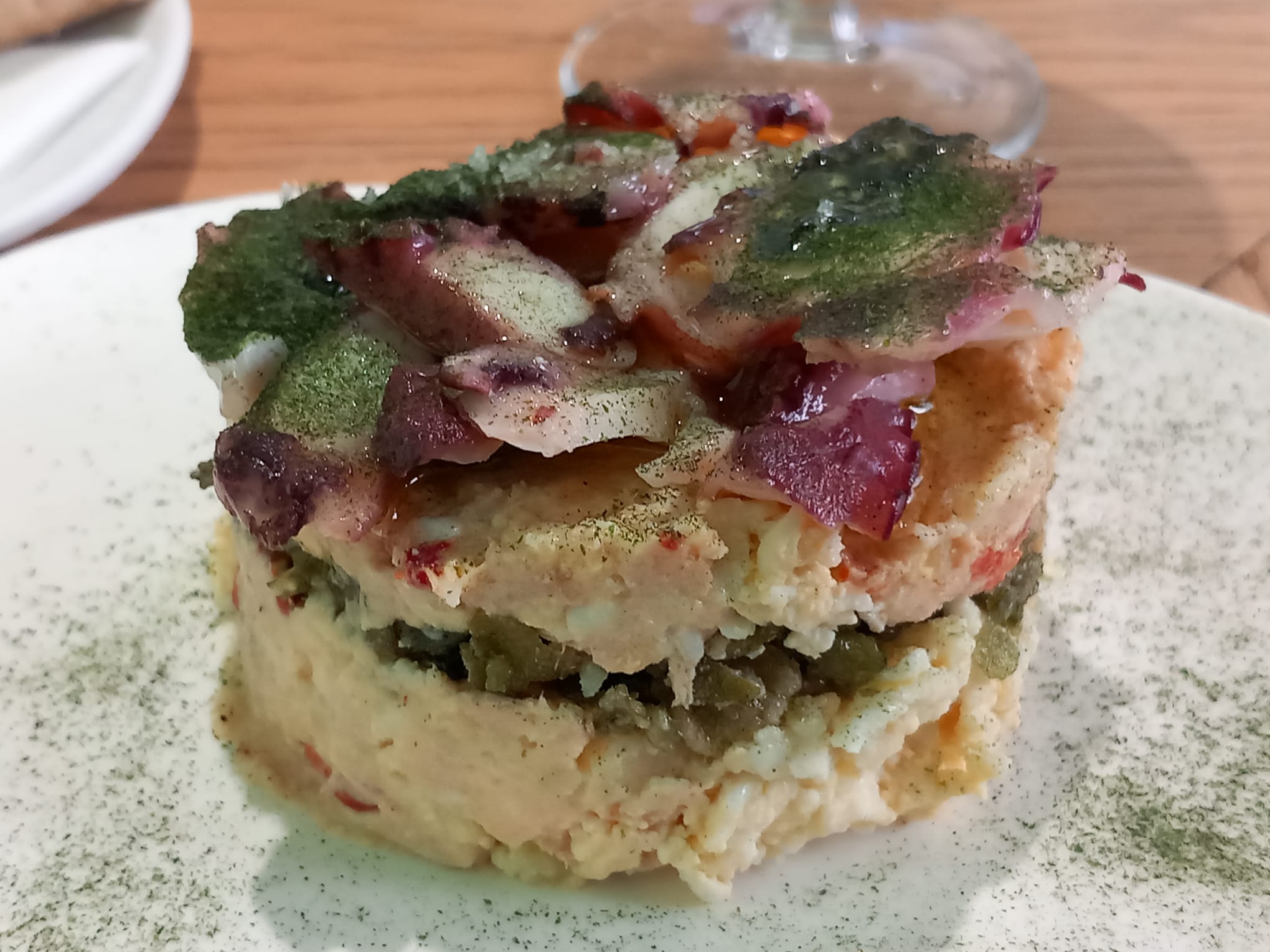 Ensaladilla de pulpo con crujiente de algas