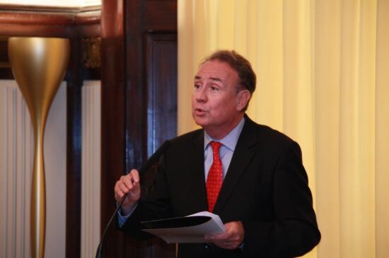 El president del CAC, Roger Loppacher, durant l'acte de presa de possessió de Salvador Alsius, Yvonne Griley i Eva Parera com a consellers del CAC. Horitzontal.