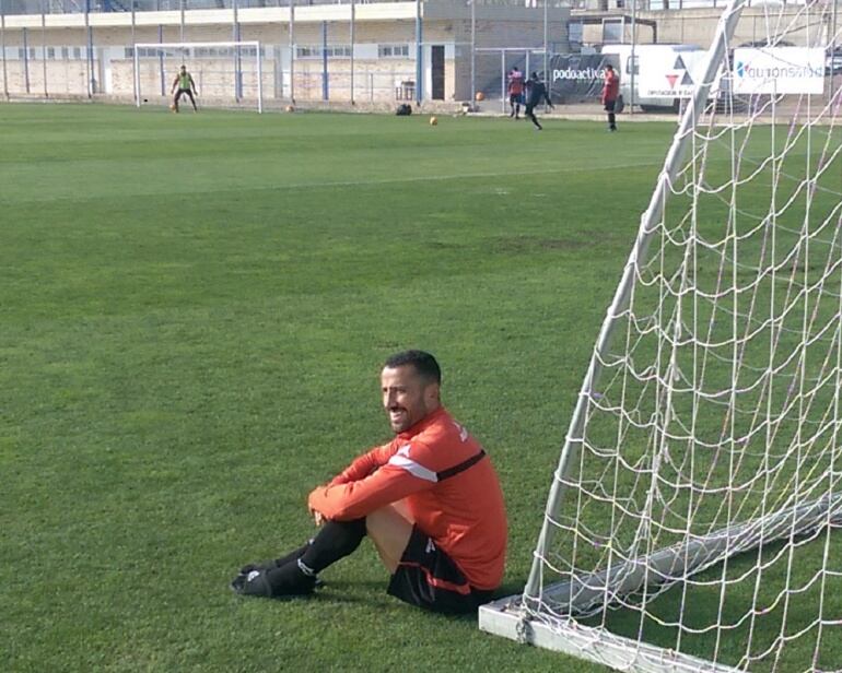 Mario, junto a una portería en la Ciudad Deportiva