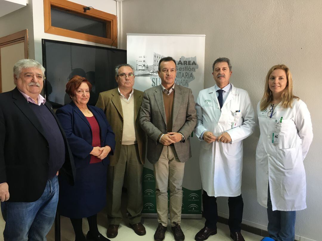 El delegado de Salud, Higinio Almagro, se reúne con la junta directiva de Aprosmo, el gerente del hospital, Francisco Pérez y la odontóloga, Irina Saki