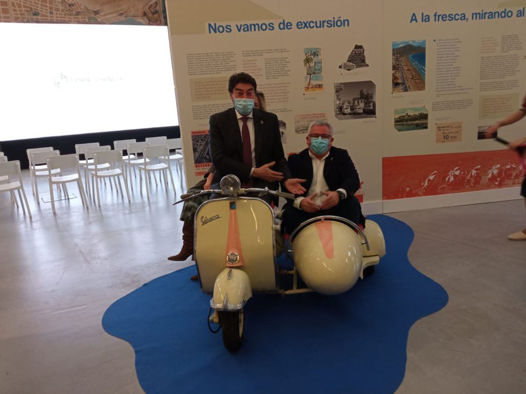 El alcalde, Luis Barcala, (i), con el edil de Cultura, Antonio Manresa (d), en la presentación de la exposición &quot;Historia del turismo en Alicante. Ven cuando quieras&quot; en Espacio Séneca.