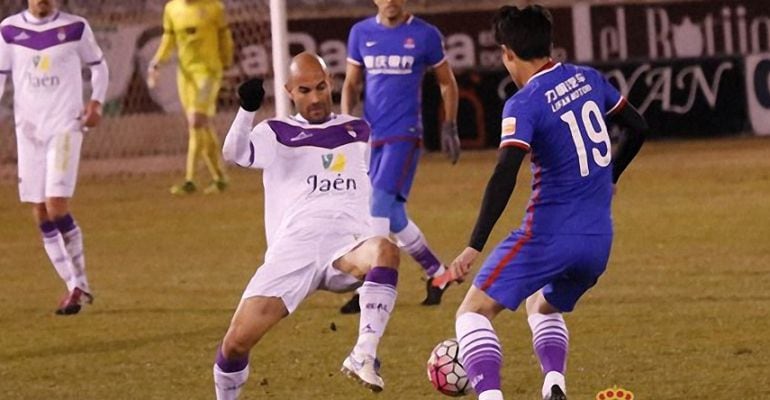 Óscar Quesada, en su época de jugador del Real Jaén, disputa un encuentro de un anterior Trofeo del Olivo.