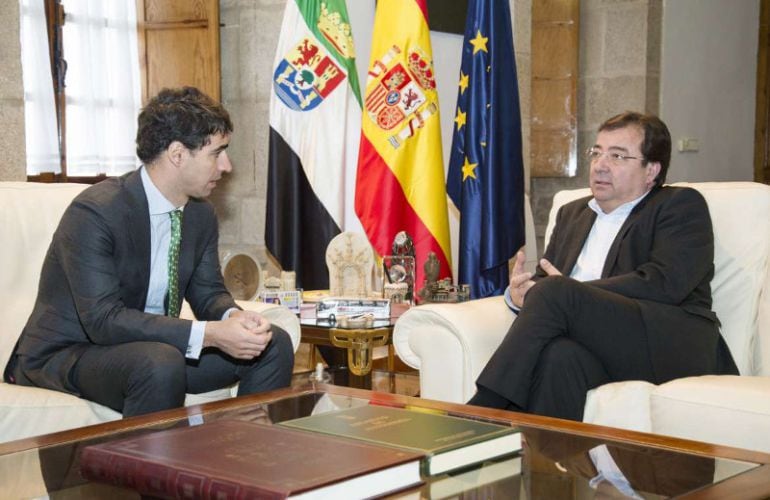 Un momento de la reunión entre los responsables de Altadis y el presidente de la Junta de Extremadura sobre la compra de tabaco extremeño 