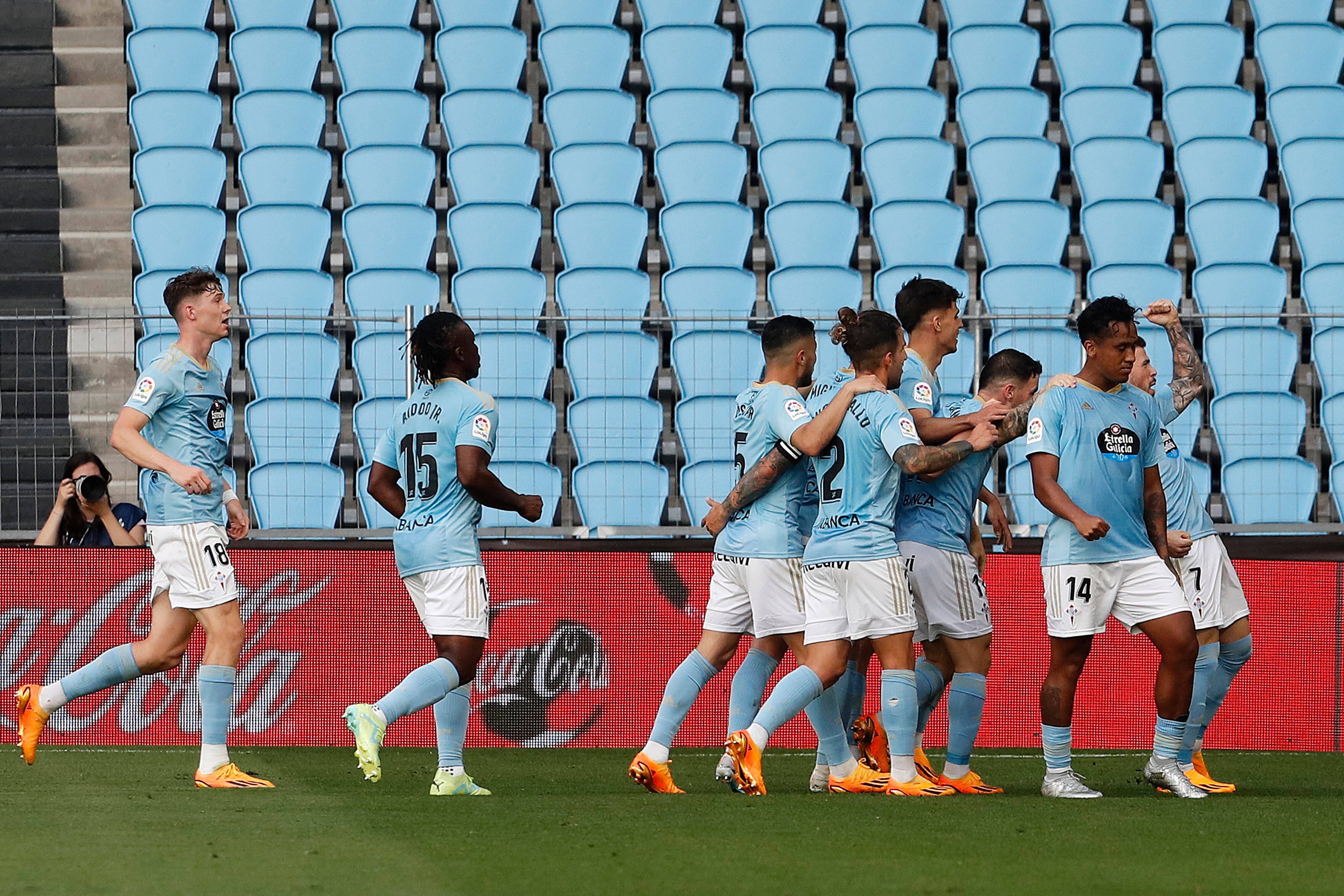 VIGO (PONTEVEDRA), 23/05/2023.- El delantero del Celta Carlos Pérez (d) celebra junto a sus compañeros tras marcar ante el Girona, durante el partido de Liga en Primera División que Celta de Vigo y Girona FC disputan este martes en el estadio de Balaídos. EFE/Salvador Sas
