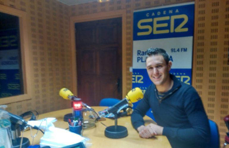 Alberto Muñoz en los estudios de la SER Norte de Extremadura