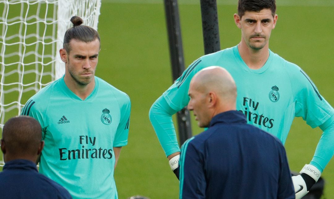 Bale, Courtois y Zidane, en un entrenamiento del Real Madrid.