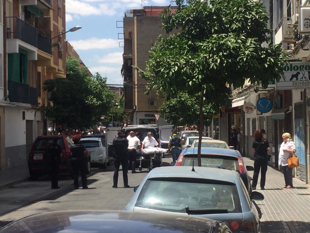 Levantamiento de cadáveres en la Calle Espejo Blanca número 3