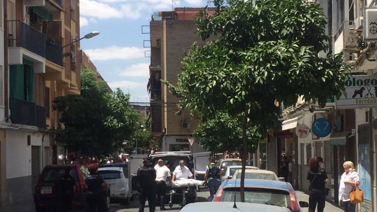 Los bomberos encuentran dos cadáveres apuñalados al sofocar un incendio en Valdeolleros