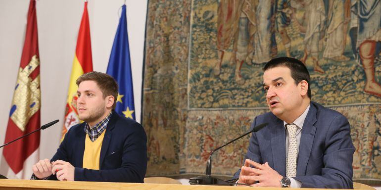 Nacho Hernando  (izquierda) y Francisco Martínez Arroyo (derecha) durante la rueda de prensa del Consejo de Gobierno