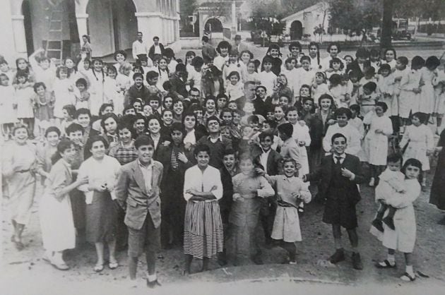 Colegios de niños y niñas en la iglesia de la Letro