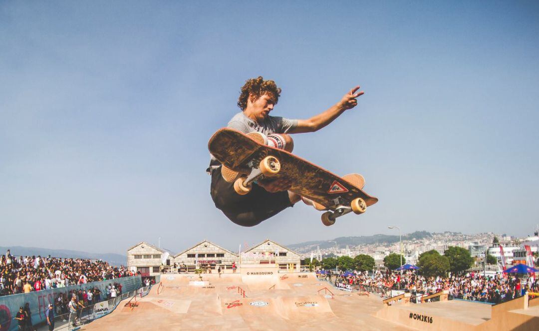 Un skater durante una competición en O Marisquiño