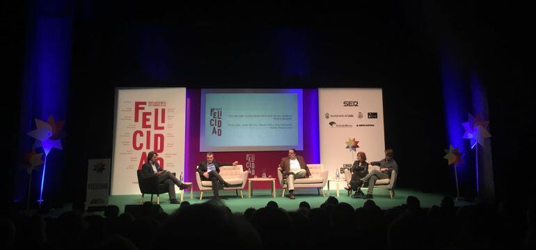 Teodoro León, Manuel Vilas, Jorge Hernández, Elvira Lindo y Javier del Pino en el Congreso del Bienestar de Cádiz