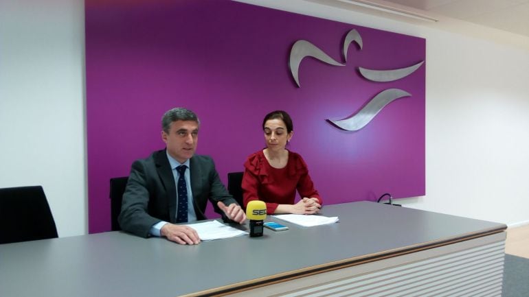 Rafael Barbero, director general de la Fundación Caja de Burgos y Laura Cabañes, coordinadora de la entidad en Aranda y la Ribera del Duero