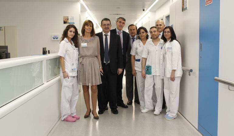 El viceconsejero de Sanidad, Manuel Molina (tercero por la izquierda), ha visitado la nueva área del centro hospitalario