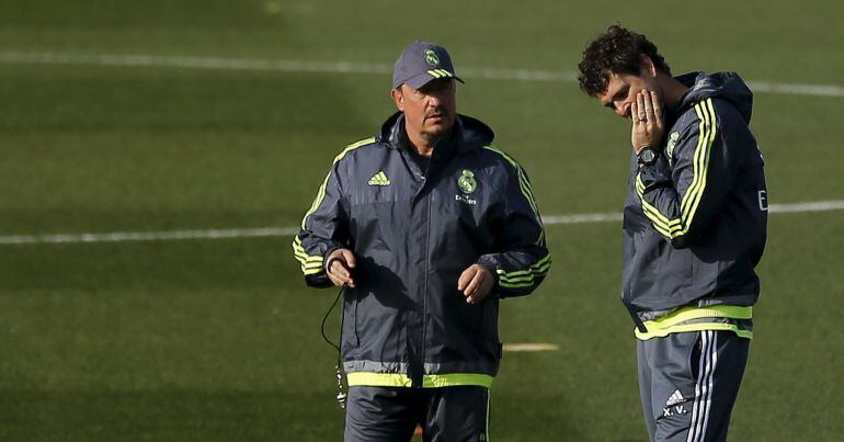 Rafael Benítez conversa con el preparador de portero Xavi Valeros.