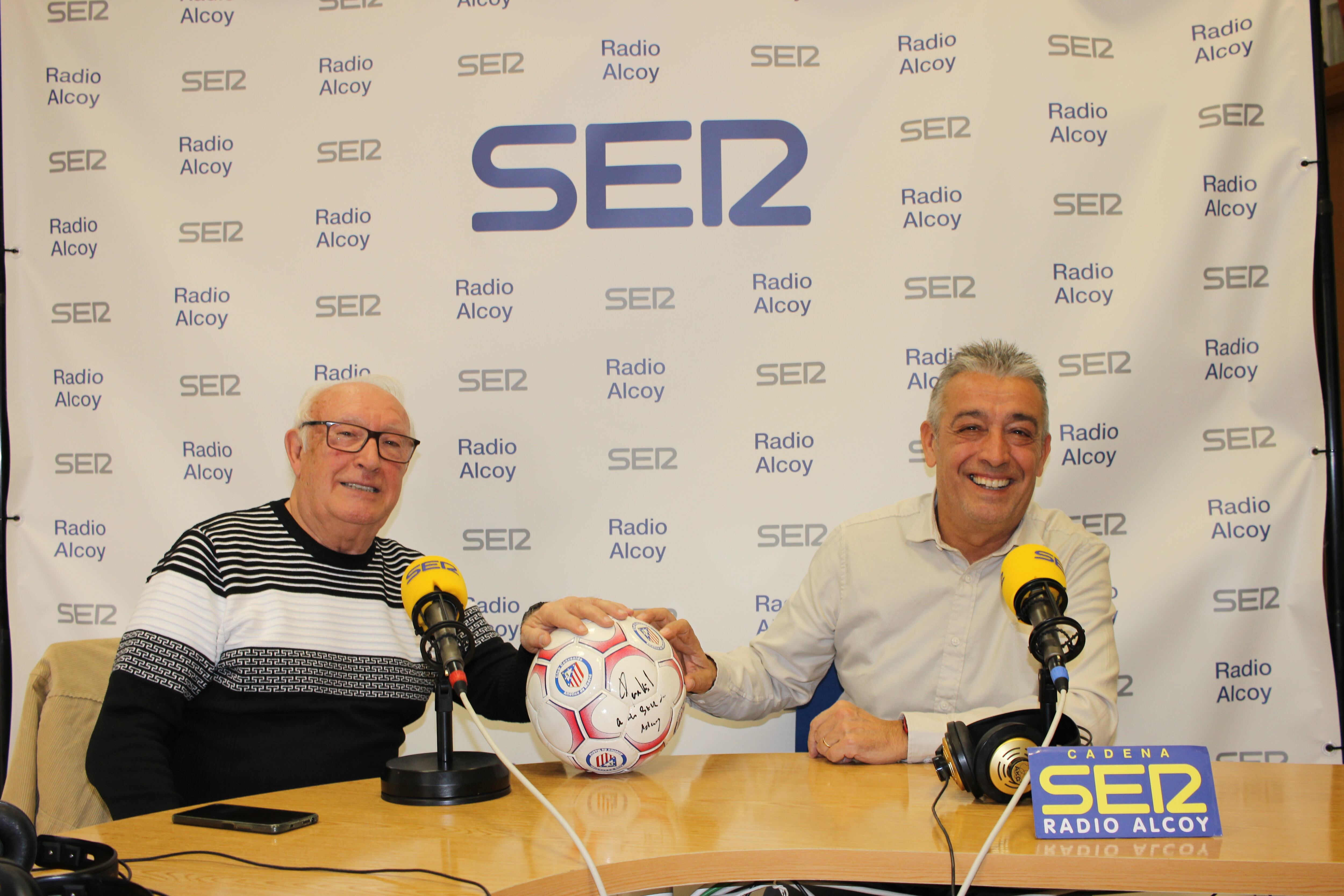 Ramón Aracil y Moises Sellés , de la peña atlética Contestana &quot;Paquito el Chocolatero&quot;