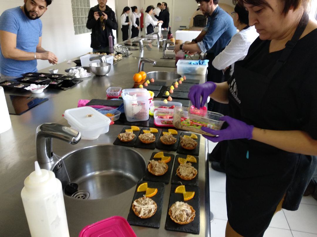Los participantes han elaborado sus propuestas para la cata previa del jurado profesional en la Escuela Municipal de Hostelería