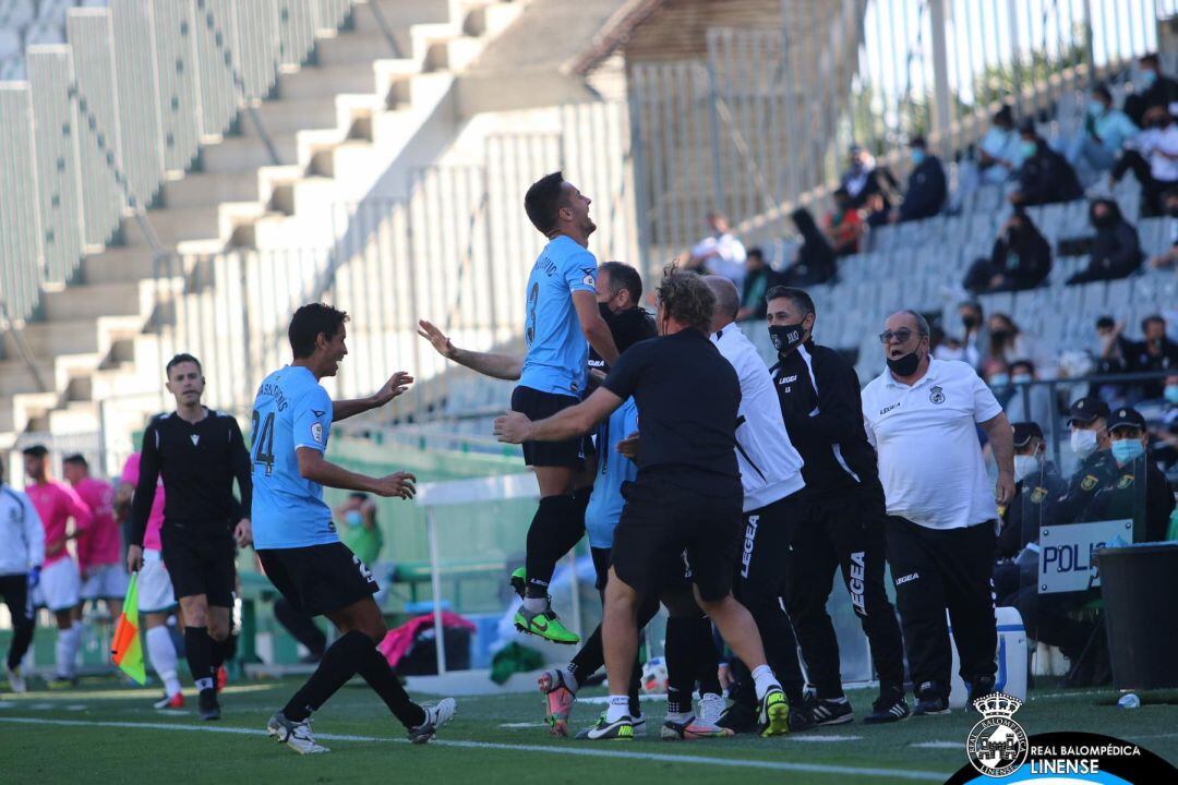 La plantilla celebra el gol en Córdoba.