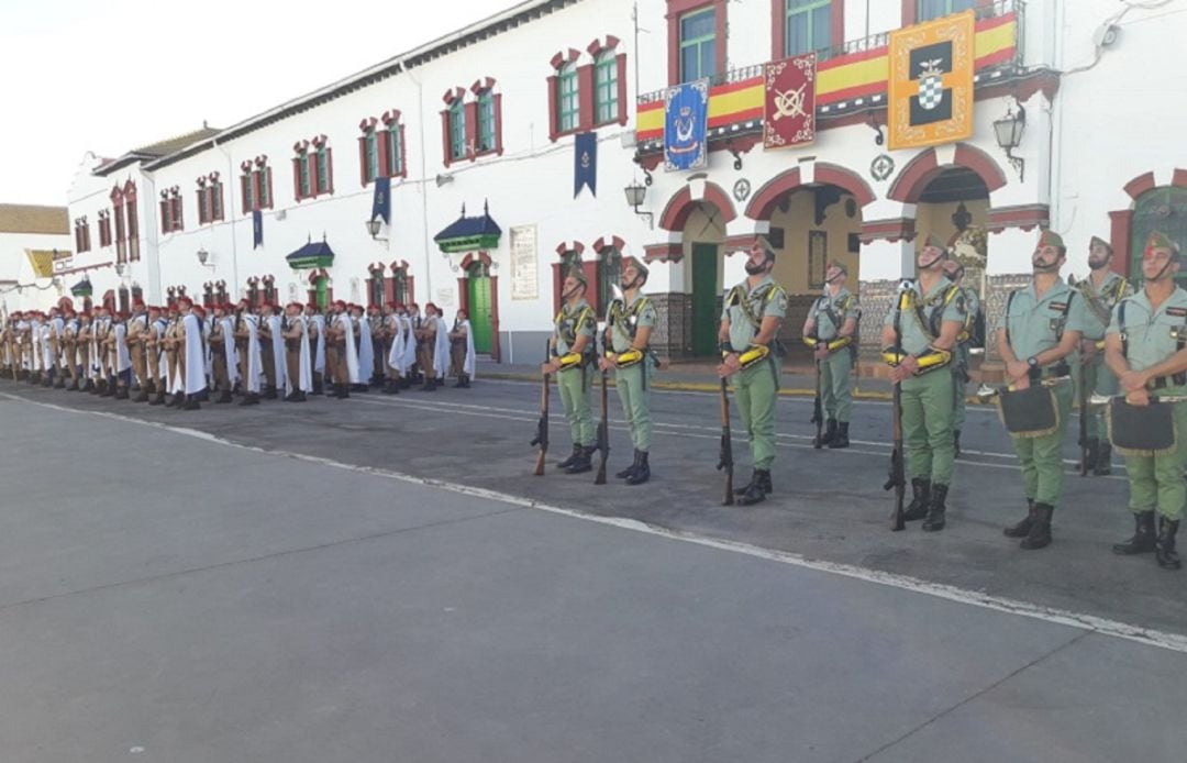 El Cuerpo de Regulares, a la izquierda, desplegado en Ceuta.