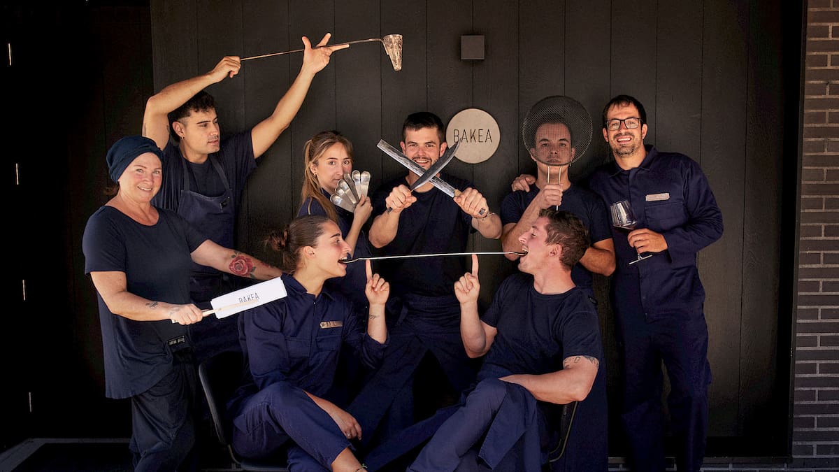 Comer en Bakea: el restaurante de Mungia donde el chef fabrica sus propios cubiertos y cocina solo con leña