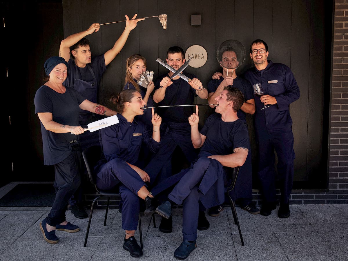 Comer en Bakea: el restaurante de Mungia donde el chef fabrica sus propios cubiertos y cocina solo con leña