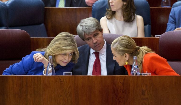 GRA284. MADRID, 23/07/2015.- Fotografía facilitada por la Comunidad de Madrid de su presidenta, Cristina Cifuentes, junto al consejero de Presidencia y Justicia, Ángel Garrido, y la consejera de Economía, Hacienda y Empleo, Engracia Hidalgo (i), durante el pleno de la Asamblea de Madrid. EFE/