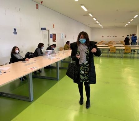 Amparo Navarro tras depositar su voto