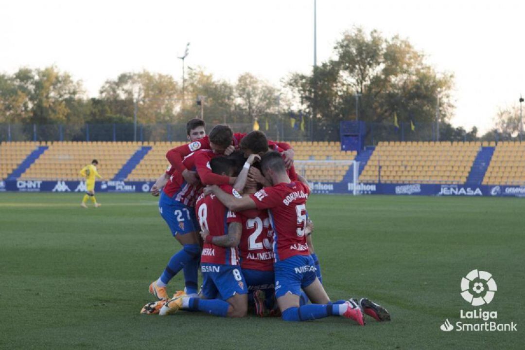 Los futbolistas del Sporting celebran el gol de Djurdjevic en Santo Domingo.