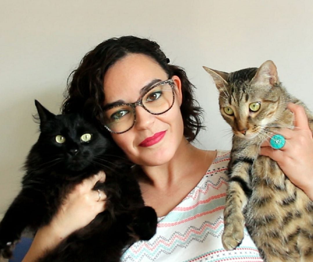 Elena Rodríguez junto a sus dos gatos.