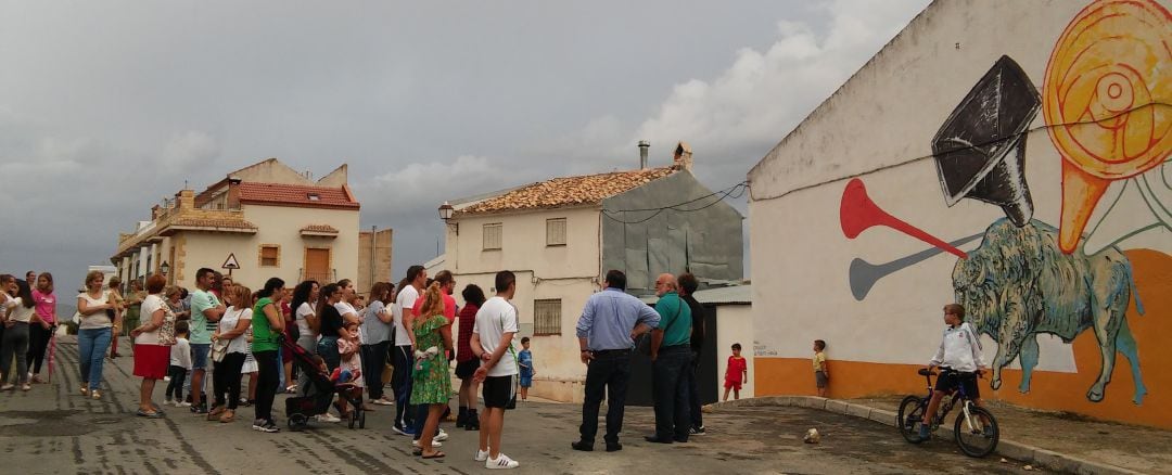 Habitantes de Cárcheles y representantes del colectivo &#039;Huerta de los Frailes&#039; visitan los murales realizados en la localidad.