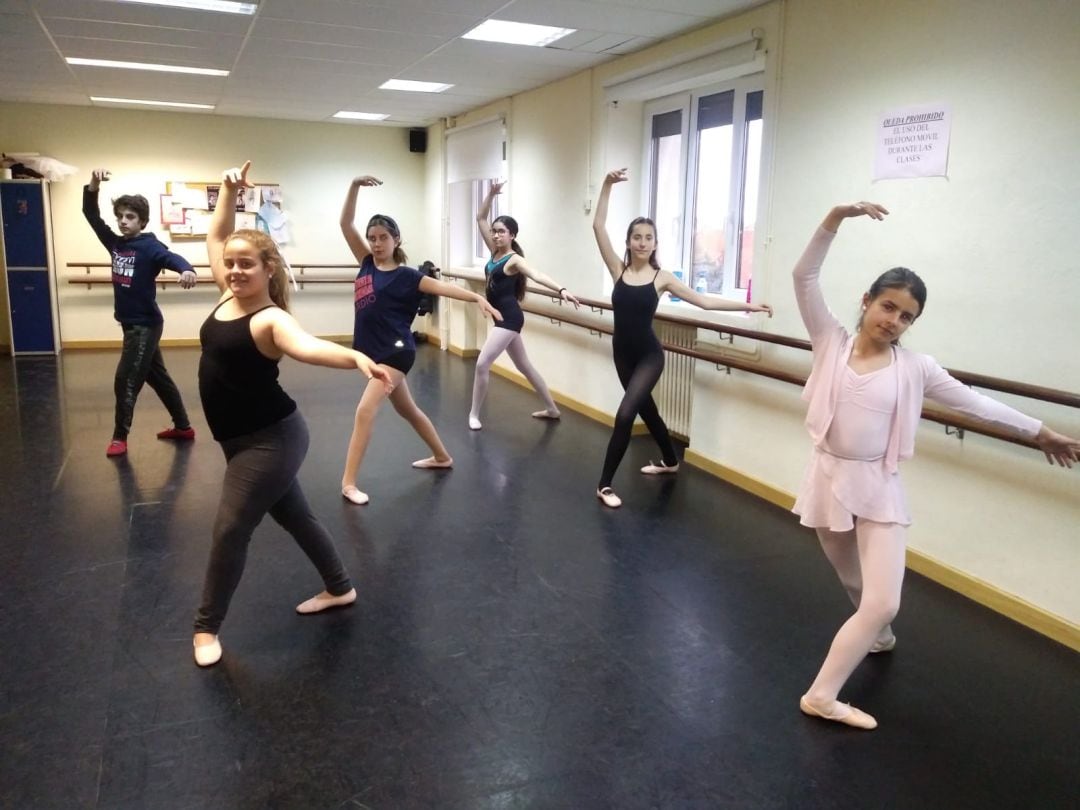 Imagen de una de las clases de la Escuela de Danza Antonio Baciero