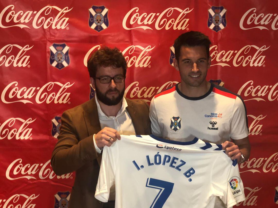 El jugador en su presentación junto al director deportivo Víctor Moreno