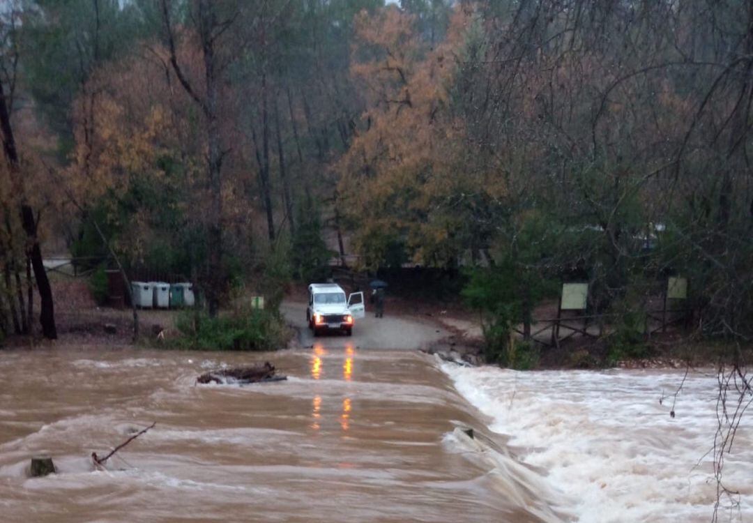 Inundación del vado de Loma de Mari Ángela (Santiago Pontones) con las crecidas