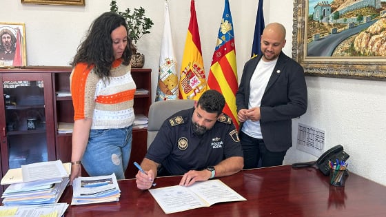 Juan Antonio Muñoz firma como nuevo inspector jefe de la Policía Local de Monforte del Cid junto al alcalde, Juanjo Hernández y la concejala de Seguridad, Mari Carmen Ramírez