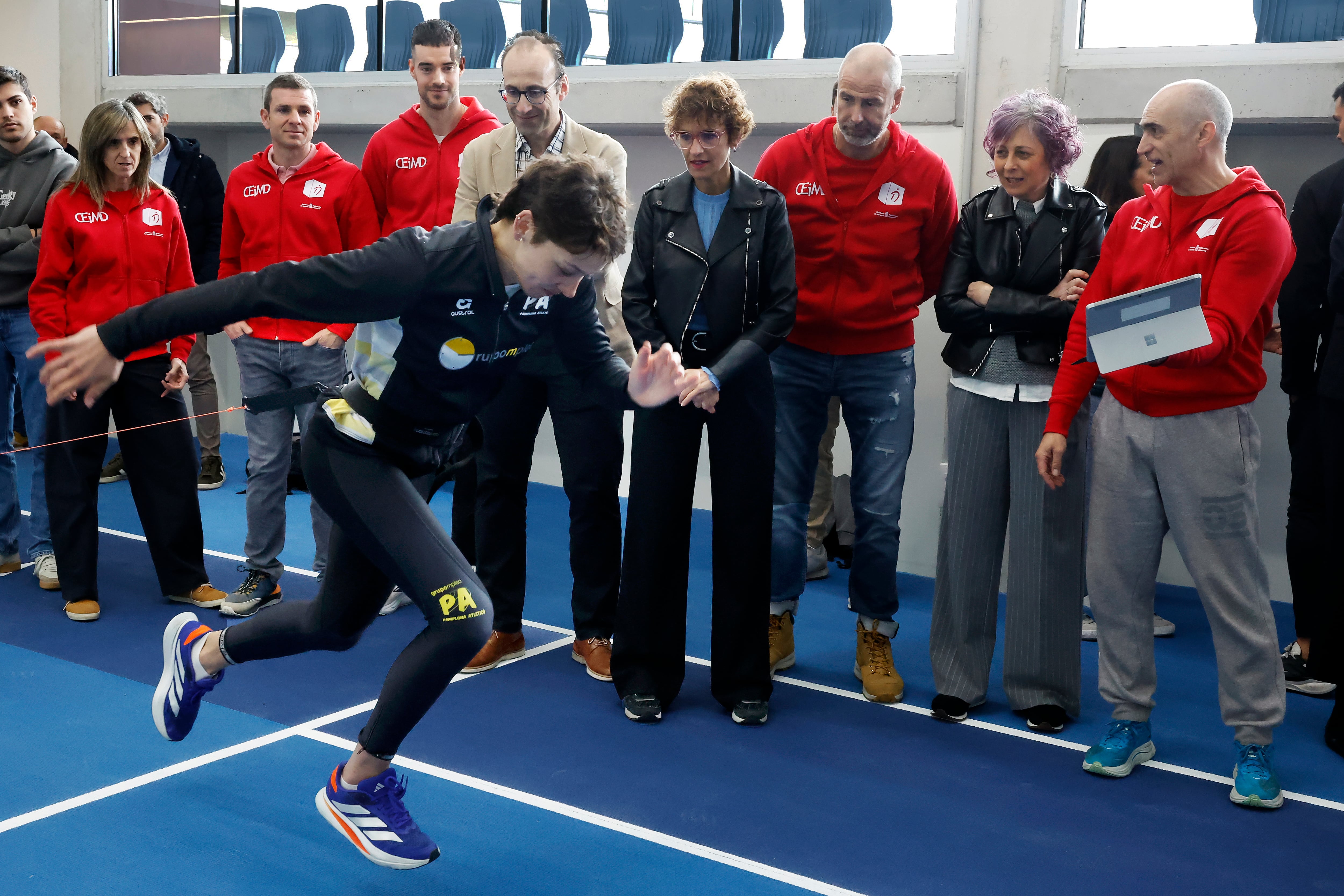 La presidenta de Navarra, María Chivite (cuarta por la derecha), y otras autoridades visitan el nuevo módulo cubierto de atletismo en Larrabide