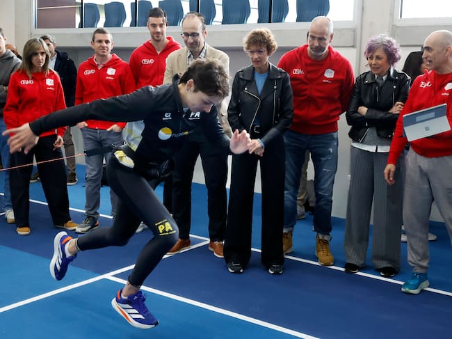 La presidenta de Navarra, María Chivite (cuarta por la derecha), y otras autoridades visitan el nuevo módulo cubierto de atletismo en Larrabide