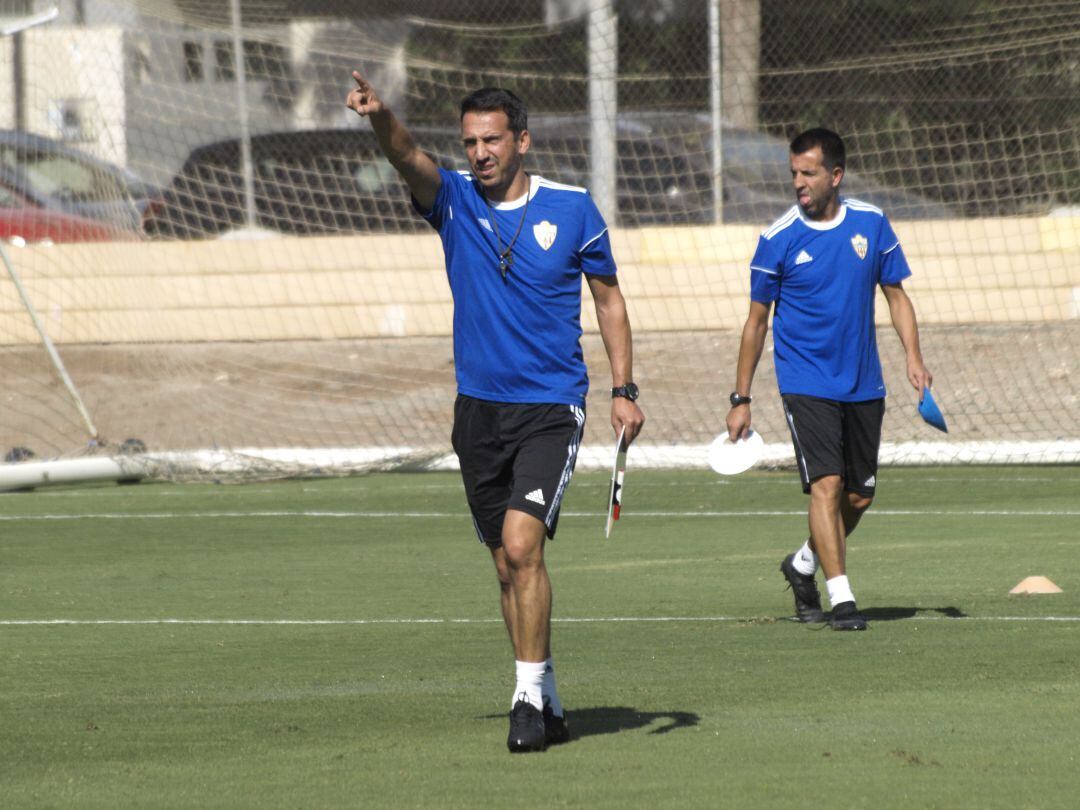 Nandinho es portugués y tiene 46 años.