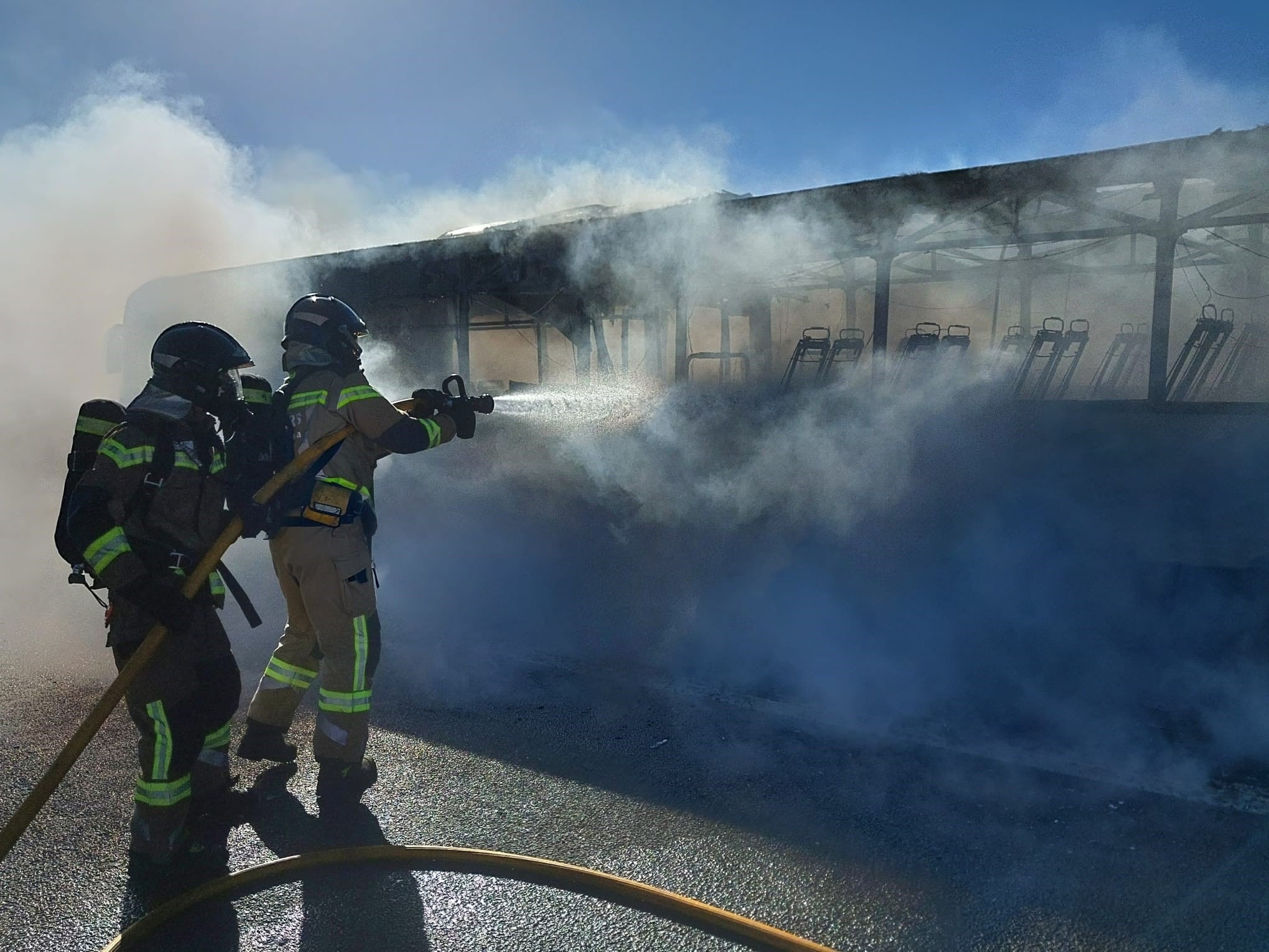 Imagen de archivo de un incendio en un bus regular de Ibiza