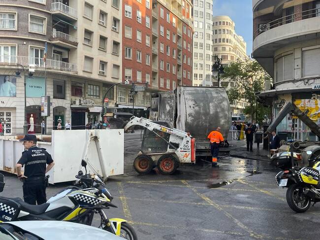 Arde un camión de recogida de papel y cartón en la plaza de san Agustín de València
