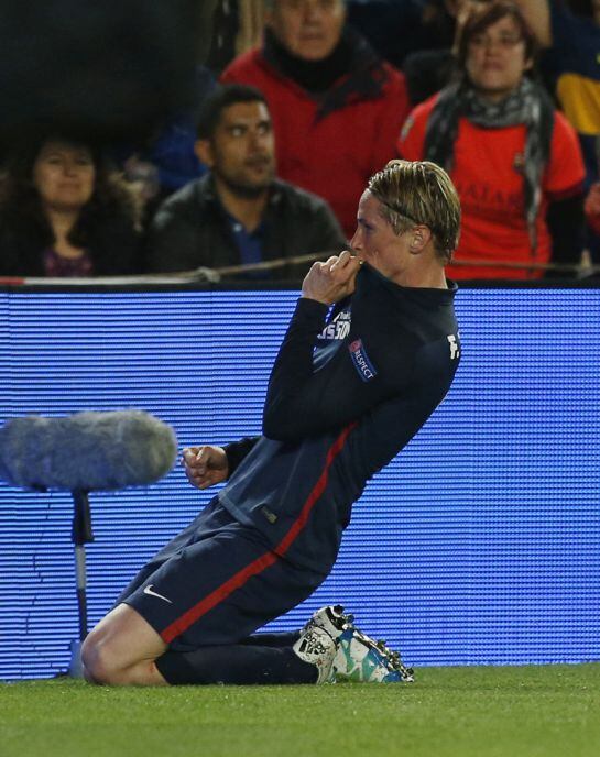 Fernando Torres celebra su gol en el Camp Nou